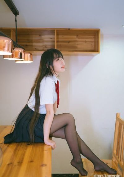 年轻的女教师在线