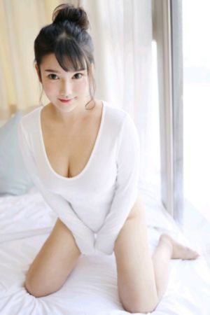 亲嘴舌头伸进去摸她的胸
